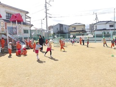 園庭で遊ぶ幼児の写真