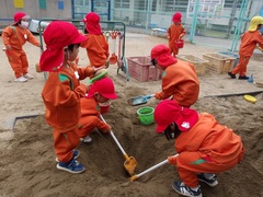 砂場で遊ぶ幼児の写真