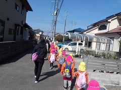 散歩に行く幼児の写真