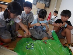 かかしを作る様子