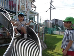 すべり台をする様子
