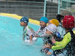水を掛け合う様子
