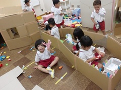 洗濯ばさみで遊ぶ様子