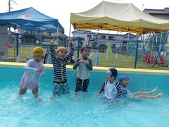 水遊びをする様子