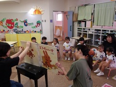読み聞かせをする様子
