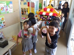 みこしを担いで園内を歩く様子
