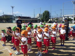 小学校で運動会をする様子