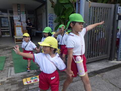 歩いて小学校へ行く様子