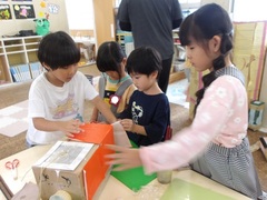 幼児がししを作っている様子