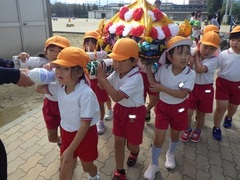 幼児がみこしを担ぐ様子