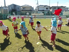 幼児がリレーごっこをする様子