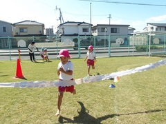 幼児がかけっこでゴールをする様子
