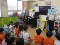 こいのぼりの由来を聞く様子