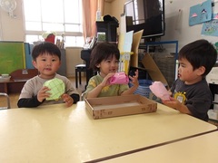 パンを食べる様子