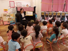 しいのみの読み聞かせを見る様子