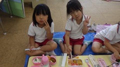 弁当を食べている様子