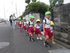 手をつないで歩く様子