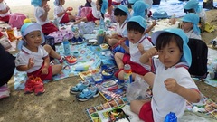弁当を食べる様子