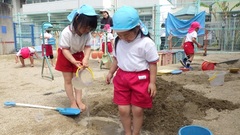 砂場で遊ぶ様子