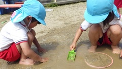 スコップですくう様子