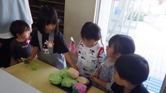 パン屋さんで買い物をする様子