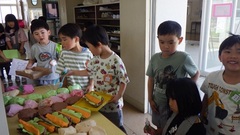 パン屋さんをオープンした様子
