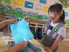 マーブリングをする様子
