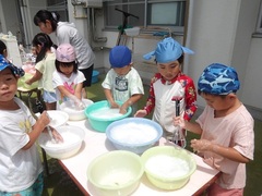 泡遊びをする様子