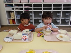 給食を食べる様子