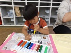 おにぎりを作る様子