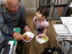 お弁当を見せる様子