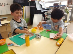 5歳児が七夕製作をする様子