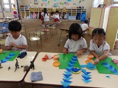 4歳児が七夕製作をする様子