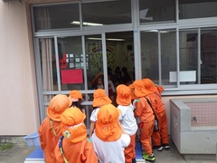 5歳児が3歳児を誘う様子