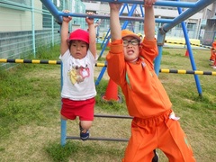 3歳児と5歳児が遊ぶ様子