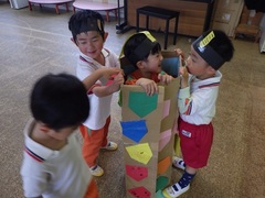 ダンボールで遊ぶ様子