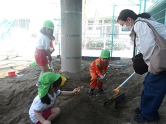 砂場で遊ぶ様子