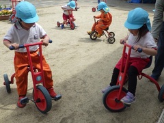 三輪車で遊ぶ様子