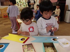 3歳児がこいのぼりを作る様子