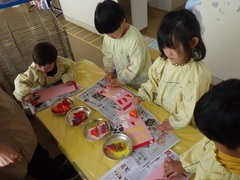 4歳児がこいのぼりを作る様子