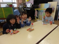 おやつを食べる様子