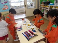 吹き流しを作る様子