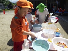 花の色水で遊ぶ様子