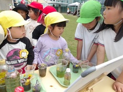 色水のジュース屋さんの様子