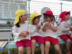 ジュースを飲む様子