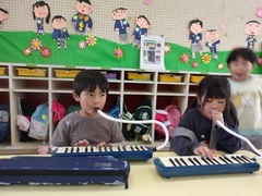 鍵盤ハーモニカをする様子