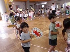 盆踊りをする様子