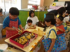 お店ごっこをする様子