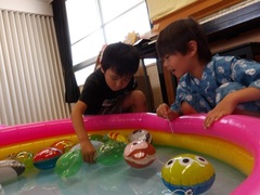 ヨーヨー釣りをする様子