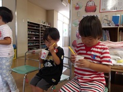 かき氷を食べる様子